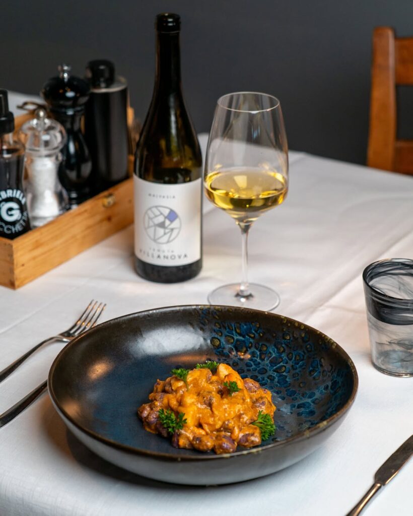 un primo che racconta il mare, un calice che lo esalta. 🦐🍝🍷✨una cremosità avvolgente, ingredi